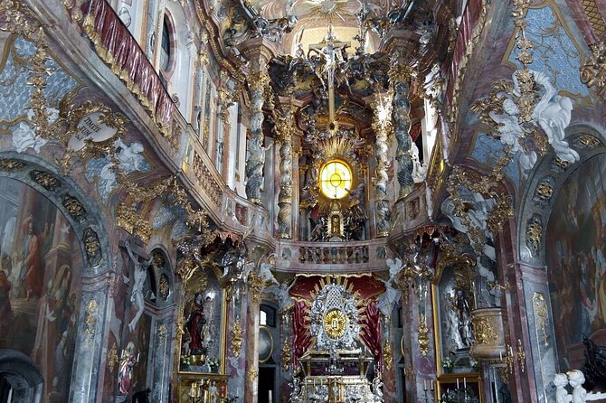 5 Top Churches in Munich Private Walking Tour - Stop 2: Frauenkirche and the Devil’s footprint legend