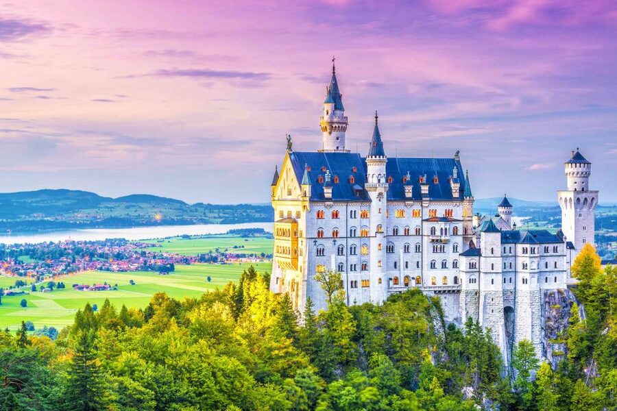 From Munich: Trip to Neuschwanstein & Linderhof in Spanish - Why Neuschwanstein and Linderhof Feel Like Ludwig II in Two Moods