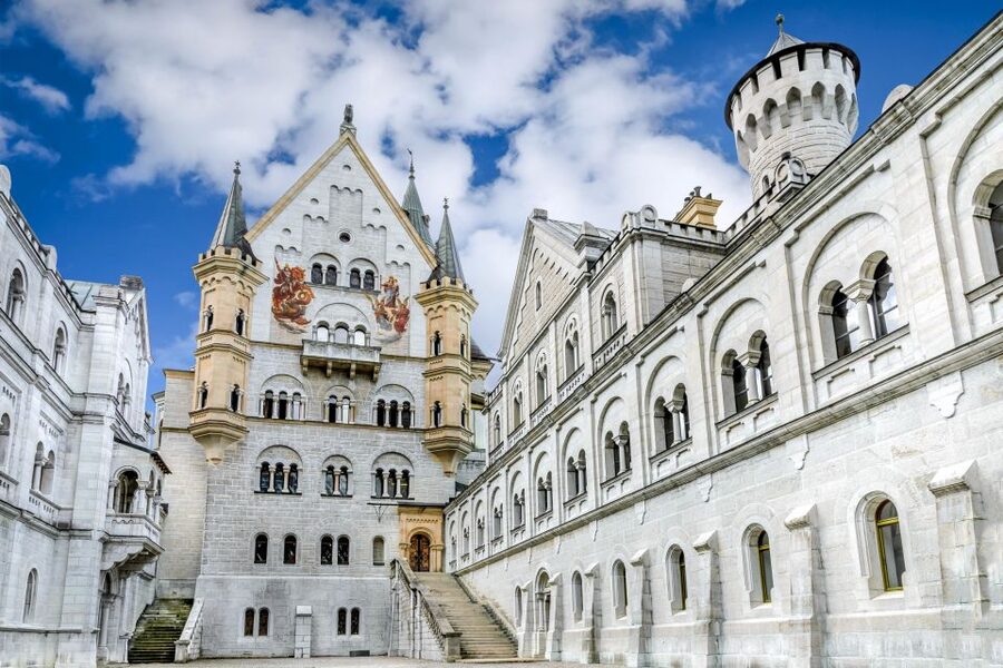 From Munich: Trip to Neuschwanstein & Linderhof in Spanish - Neuschwanstein: Fairytale Castle Outside, Then the Interior You Actually Came For