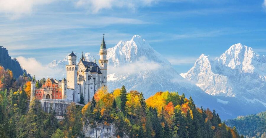 From Munich: Trip to Neuschwanstein & Linderhof in Spanish - Munich to the Pre-Alps: How the Minivan Ride Sets Up Your Day