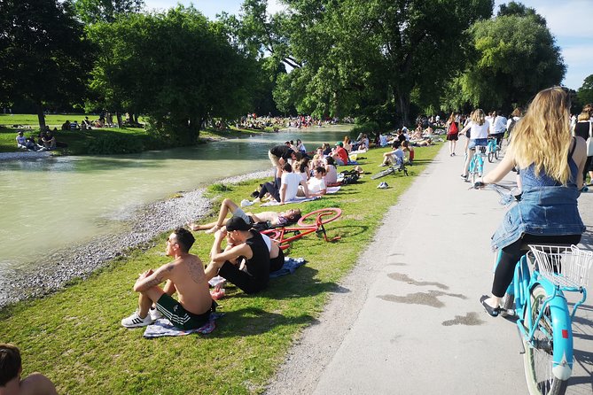 Mini Classic Bike Tour @ 4pm incl. Beer Garden & Surfers 2,5 hrs - English Garden and the Chinesischer Turm beer garden stop