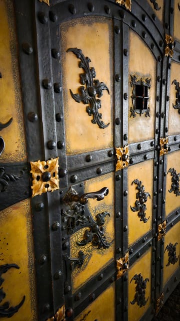 München: Der Nachtwächter für Kinder - Führung auf Deutsch - Town Stories With Abandoned Cemeteries and Old Gates