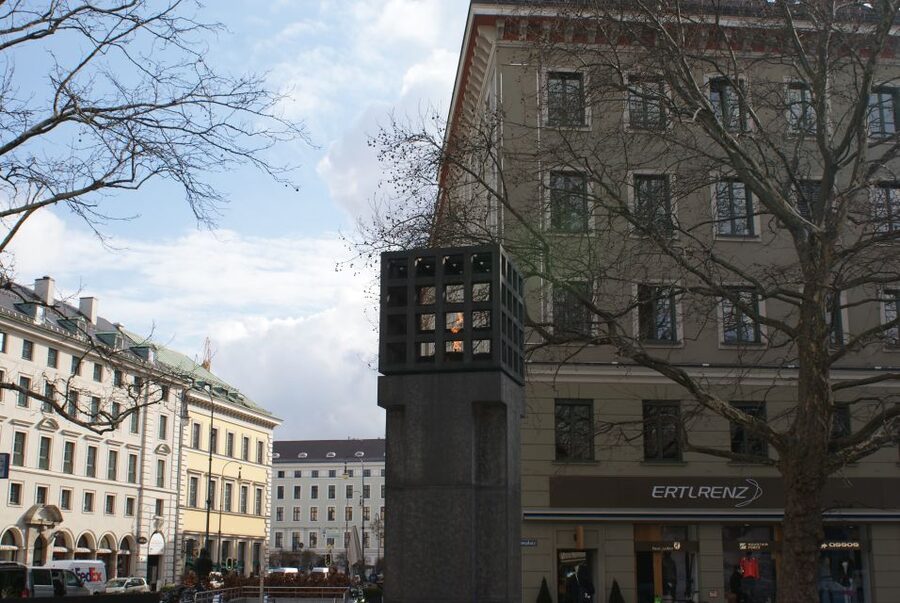 Munich and Nazi History Combination Day Tour Small Group - Lunch and Reset in Marienplatz Before the Nazi Munich Walk