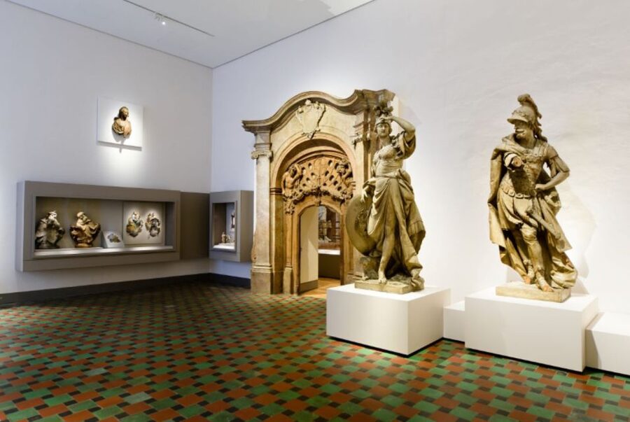 Munich: City Pass 45+ Top Attractions and Public Transport - Guided walking tours that help you read the city
