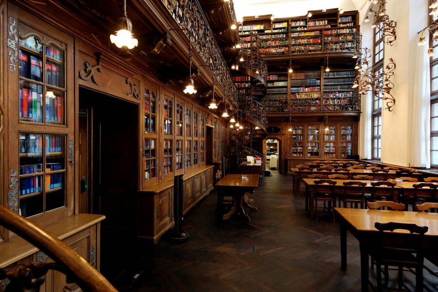 Munich: Guided Tour of the historic Town Hall on Marienplatz - Law Library reading room, film setting and that quiet, strange mood
