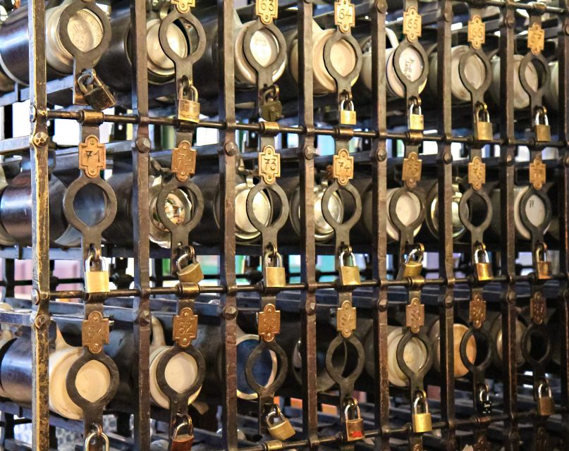 Munich: Hofbräuhaus Guided Tour with 1 Beer - Inside the massive pub: rooms, stories, and big-hall energy