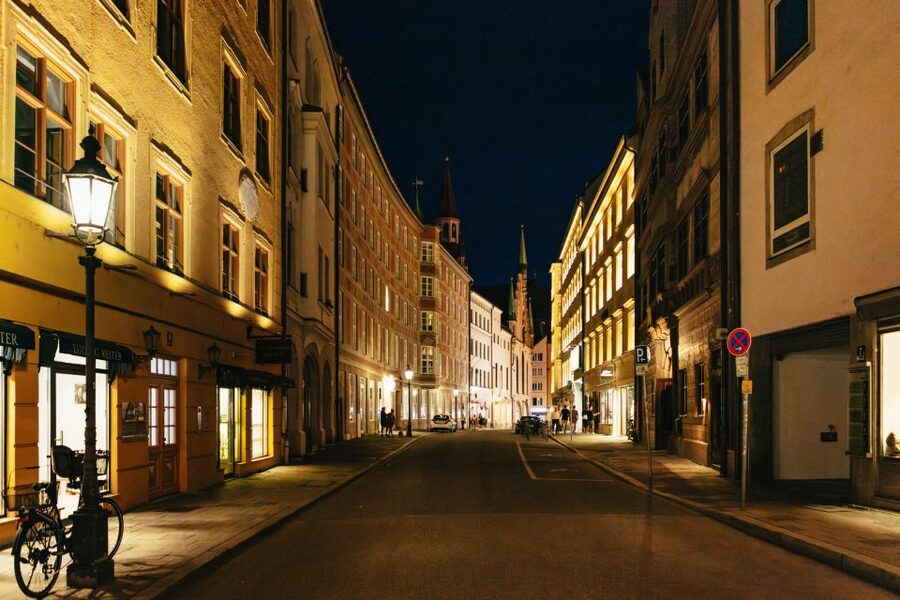 Munich: Middle Ages Tour with Night Watchman - Getting Oriented at Marienplatz: The Meeting Point and First Atmosphere Check