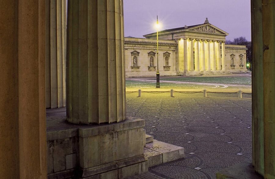 Munich: National Socialism Historical Tour in GERMAN - Finding the Tour: Staatliche Antikensammlungen and the BIG BLUE BAG