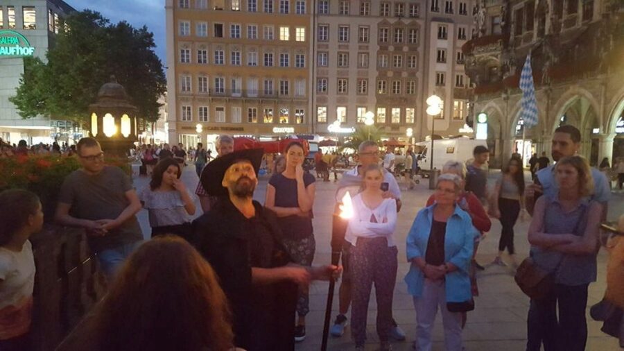 Munich: Night Watchman Torch Tour in German - Finding the meeting point near Spielzeugmuseum and Marienplatz
