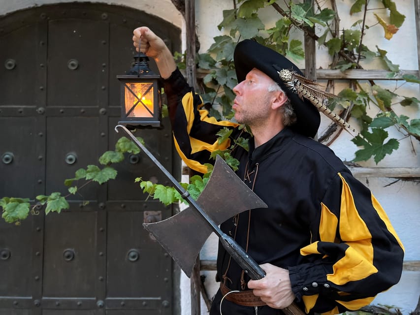 Munich: Night Watchman Tour for Kids (6 - 12 years) - 75 min - Finding Mariensäule at Marienplatz in Real Life