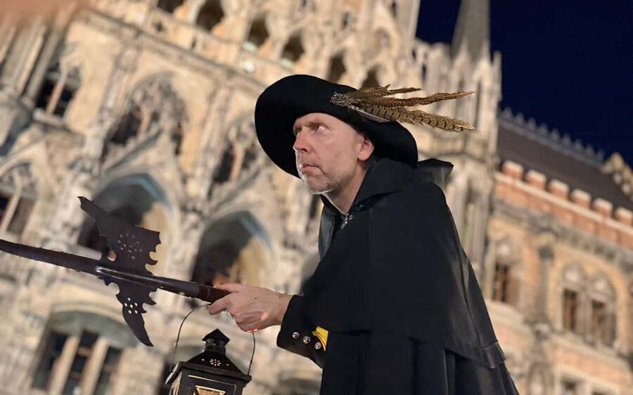 Munich: Night Watchman Tour in English - From Marienplatz Through Small Alleys and the 400-Meter Munich