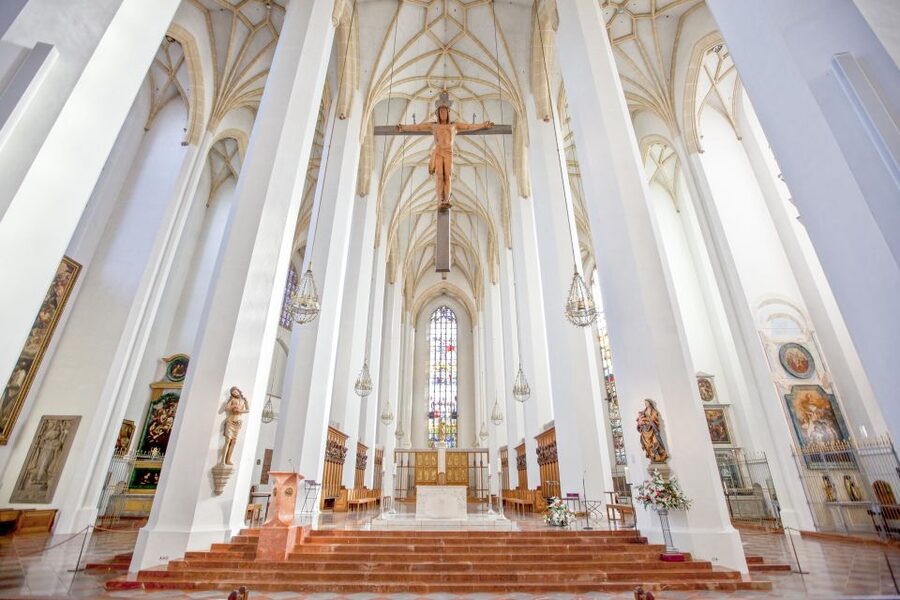 Munich: Old Town & Viktualienmarkt City Walk in German - Starting at Marienplatz, Town Hall square gives you instant bearings