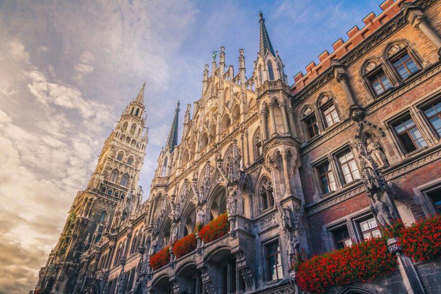 Munich: Old Town & Viktualienmarkt City Walk in German - Walking to Staatliches Hofbräuhaus, beer culture explained with real place context