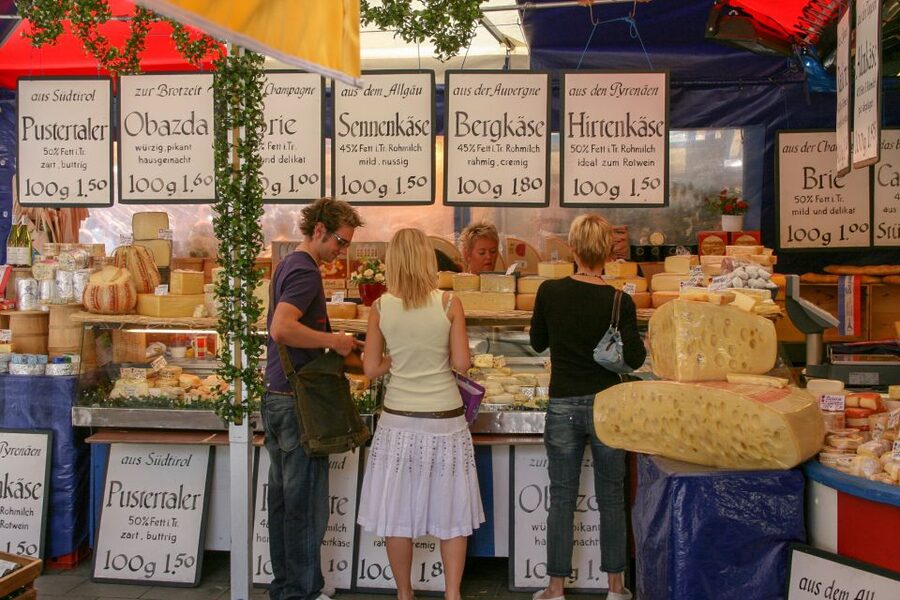 Munich: Old Town & Viktualienmarkt City Walk in German - Viktualienmarkt, beer-garden relaxation plus market browsing that feels like Munich life