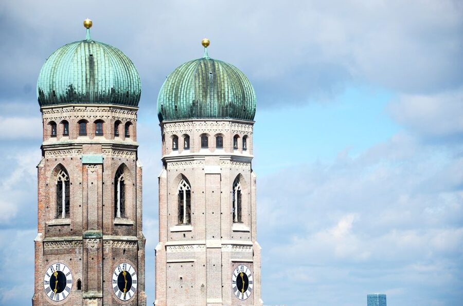 Munich: Old Town Walking Tour in Spanish - Before You Go: Shoes, Spanish Only, and a Busy On-Foot Pace