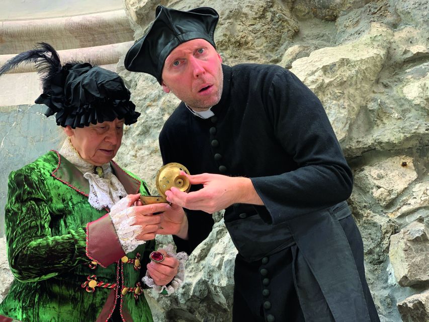 Munich: Scary Tour with actors in GERMAN - Where the dark stories become real: a 90-minute night walk with actors in Munich