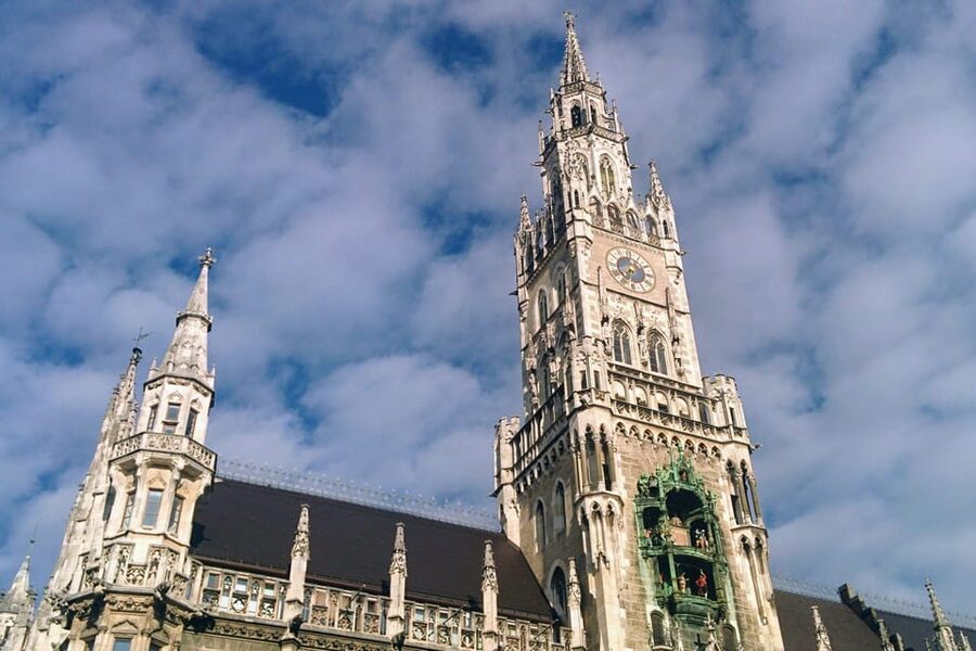 Munich: Self-guided sightseeing scavenger hunt for families - Lili and Oskar teach Munich habits, Bavarian history, and a bit of dialect