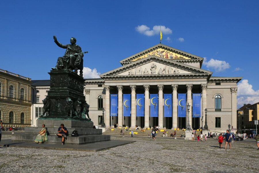 Munich: Walking Tour Old Town 3D VR Tour in GERMAN - Marienplatz in two eras: 1570 on one side, about 300 years later on the other