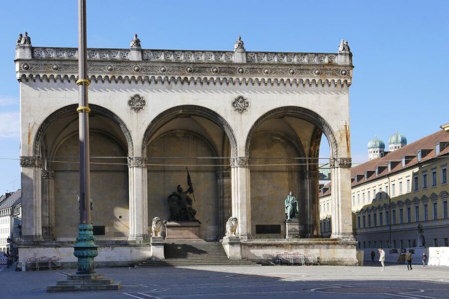 Munich: Walking Tour Old Town and Viktualienmarkt - Marienplatz start: New Town Hall energy and an easy way to get your bearings