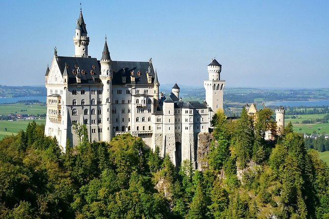 Neuschwanstein Castle by Bus Incl. Bike Ride or Hohenschwangau - Isartor and the morning Munich warm-up stop