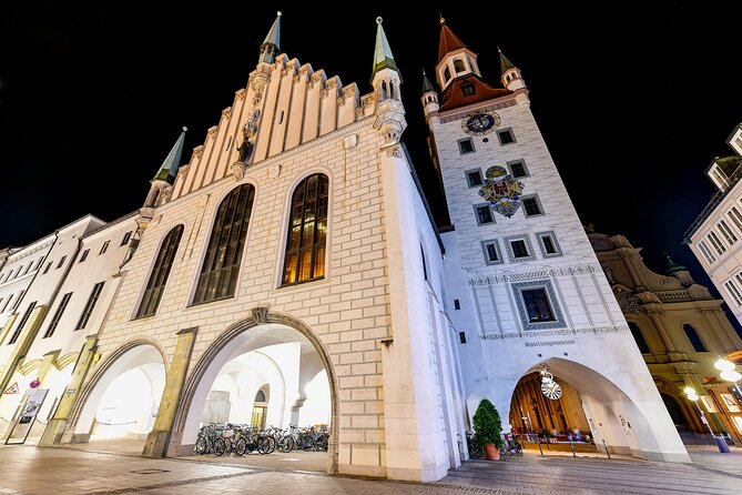 Night watchman torchlight tour in Munich - Toy Museum area and the old city dungeon spot near the gate