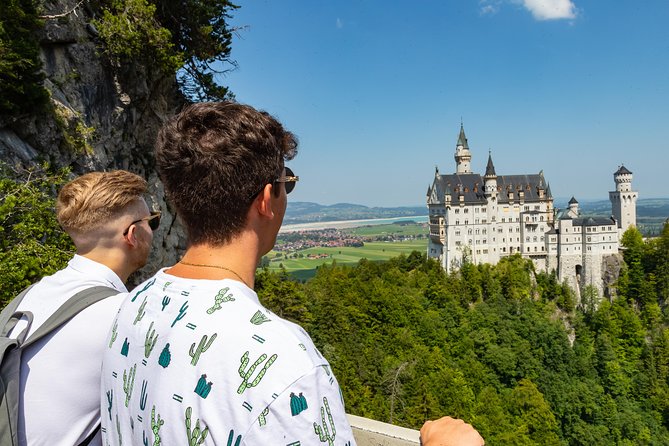 Premium Neuschwanstein Castle and Linderhof VIP Tour from Munich - Oberammergau: quick village time with real context