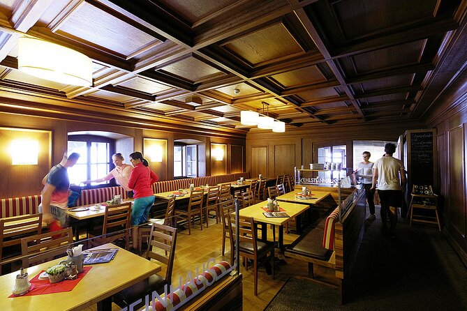 Private Eagles Nest & WWII Doku Center Tour incl. Tickets & Lunch - Munich to the Eagle’s Nest area, the comfort you feel right away