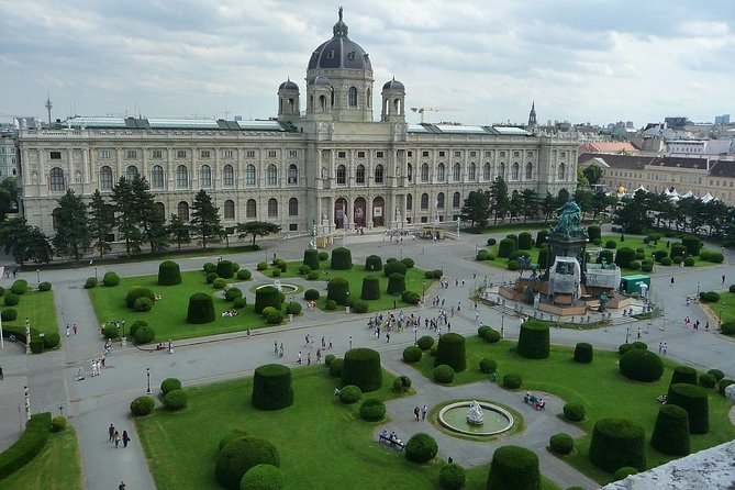 Private Transfer from Munich to Vienna with 2 hours for sightseeing - Your 2-hour stop: Hallstatt, Melk, or Salzburg