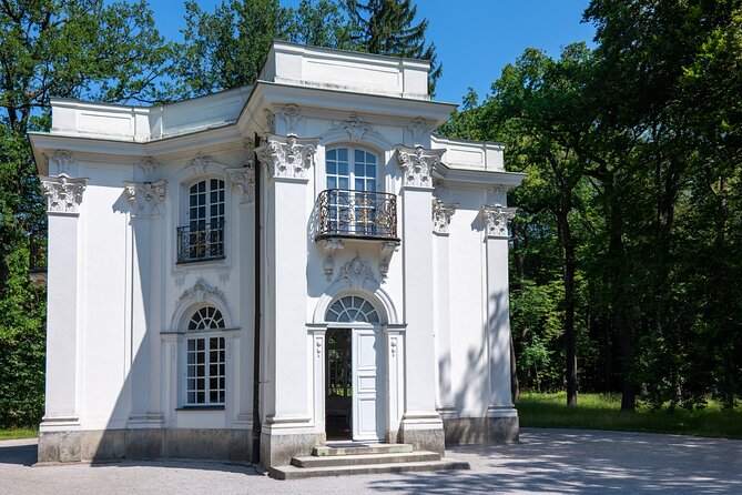 Skip-the-line Nymphenburg Palace Guided Tour with Transfers - Denkmal fur Kurfurst Max Emanuel: a quick break that adds breathing room