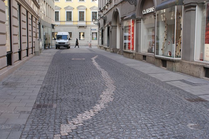 Small-Group 2-Hour Munich and The Third Reich Walking Tour - What the guide does that makes this work in real life